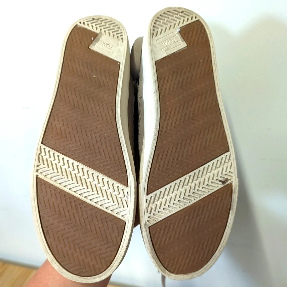 TOMS Vista Desert Taupe Suede Boots with Faux Fur and Ties 8